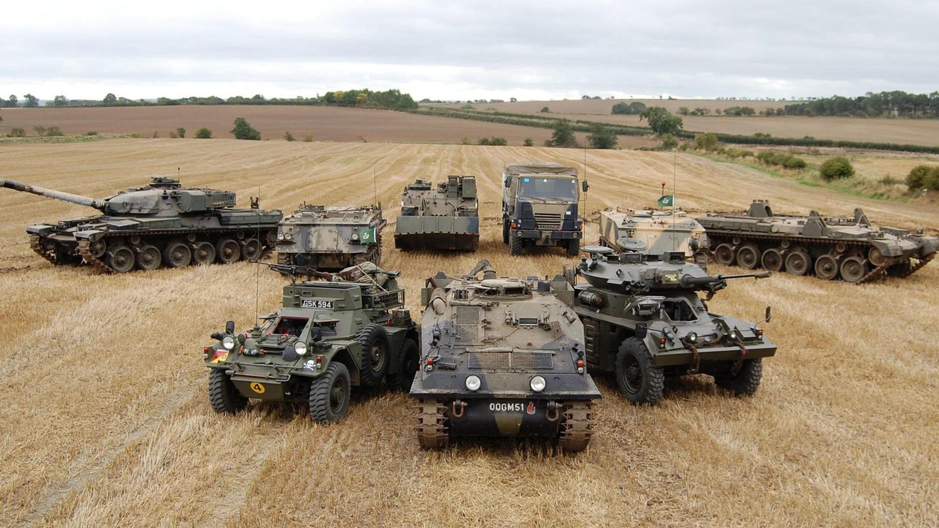 以足球主题的公益文化卡通产品深受儿童喜爱，足球文化节儿童画